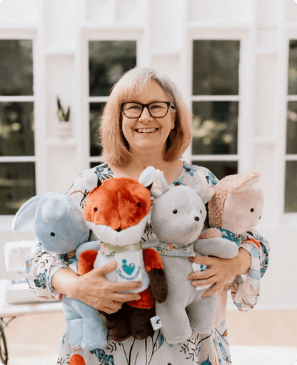 Dans mon coeur Le renard Dansmoncoeur Aide enfant Anxiété de séparation enfants anxiété enfant Bien-être enfant Boutique Commémoratif Deuil Deuil chez l'enfant Deuil enfant enfants Jouets Mémoire deuil Peluche Peluche d'accompagnement Peluches Renard Renard en peluche Réconfort Souvenirs Séparation Séparation enfant Toutous